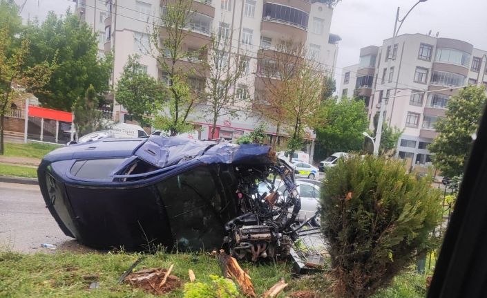 Kontrolden çıkan otomobil refüje çarptı: 2 yaralı