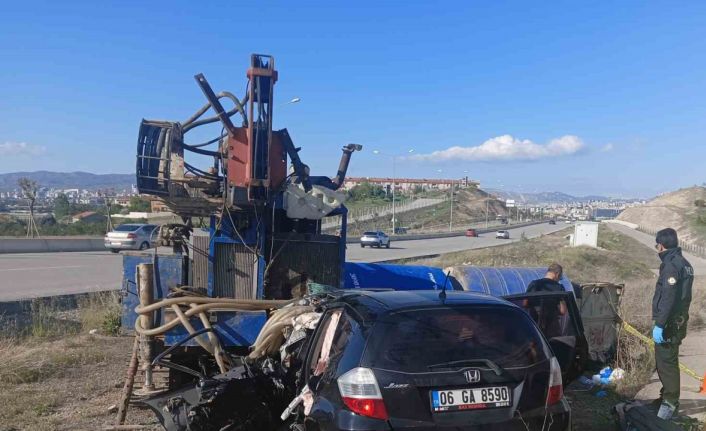 Kontrolden çıkan otomobil sondaj makinesine çarptı: Anne ve oğlu hayatını kaybetti