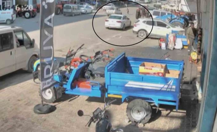 Koşarak yolun karşısına geçen çocuğa otomobil çarptı, o anlar kamerada