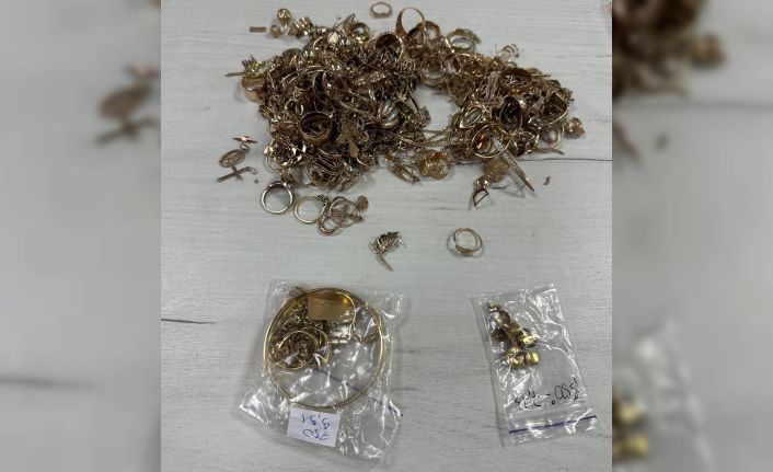 Kot pantolon arasına gizledikleri ve vücutlarına sardıkları 4.6 kilogram altın mücevherle yakalandılar