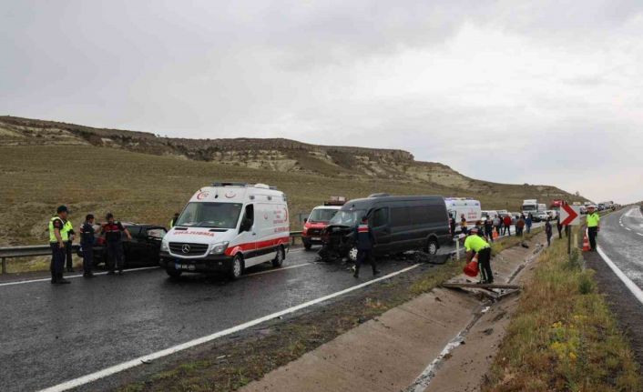 Kotrolden çıkan otomobil karşı şeritte minibüsle çarpıştı: 3’ü ağır 7 yaralı