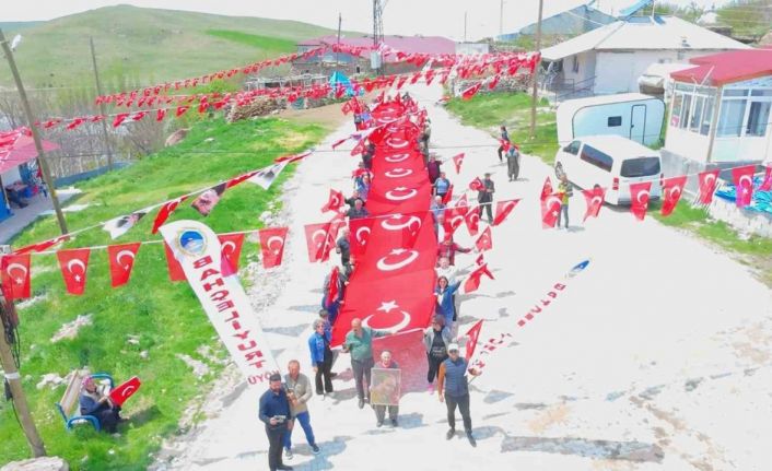 Köyde 24 metrelik Türk bayrağıyla yürüyüş gerçekleştirildi