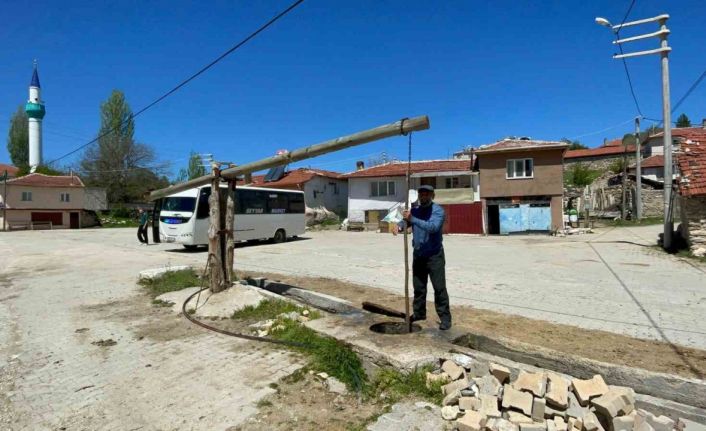 Köylü 100 yıldır su ihtiyacını bu kuyudan karşılıyor