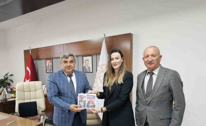 Kübra öğretmen yazdığı kitapları Müdür Sünnetci’ye takdim etti