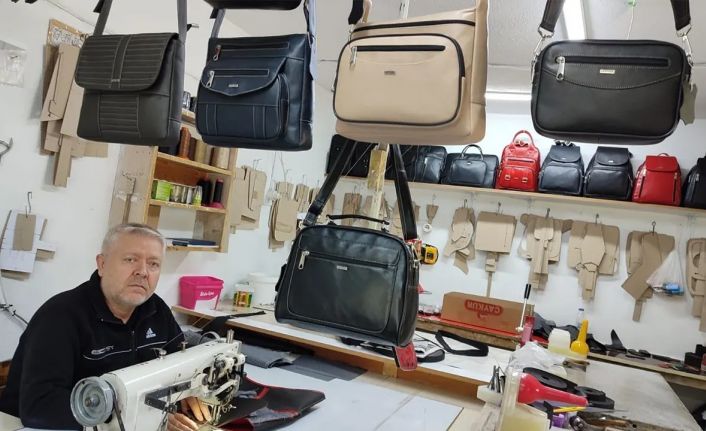 Küçük atölyesinde eliyle diktiği deri ürünleri Türkiye’nin her yerine gönderiyor