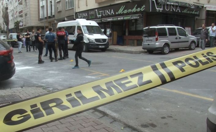 Küçükçekmece’de akli dengesi yerinde olmayan şahıs polise saldırınca ayağından vurularak gözaltına alındı