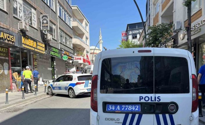 Küçükçekmece’de fenalaşıp yola yığılan adamın üzerinden araç geçti