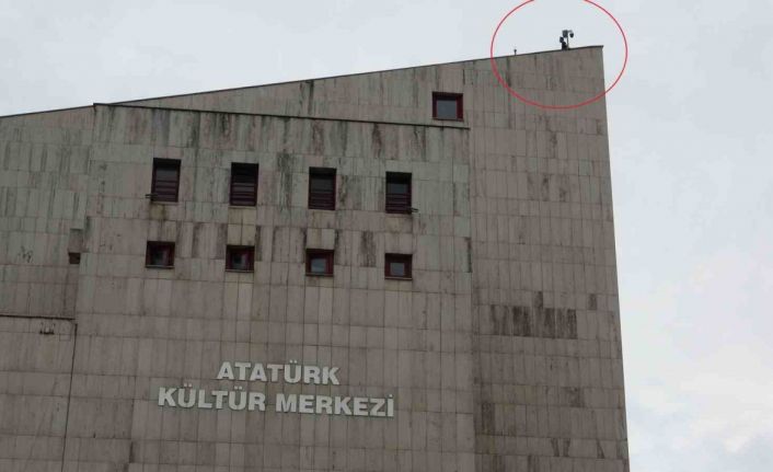 Kültür merkezinin çatısına çıktı, ekipler 1 saatlik çalışmayla ikna etti