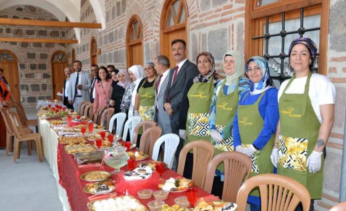 Kursiyerlerin el emeği ürünleri sergilendi