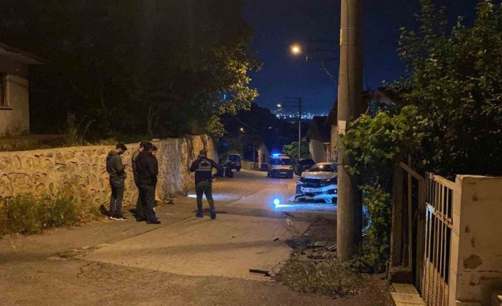 Kurşun yağmuruna tutulan otomobil kaza yaptı: 1 ağır yaralı