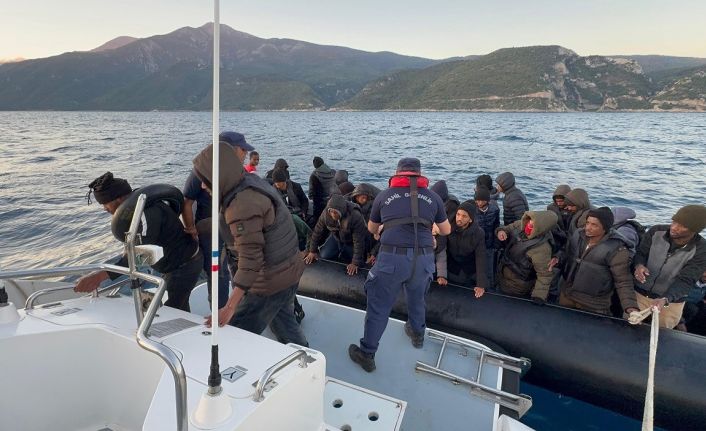 Kuşadası açıklarında 42 düzensiz göçmen kurtarıldı