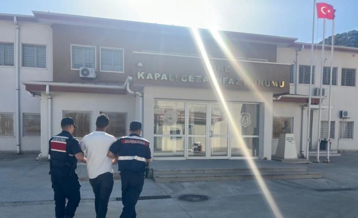Kuşadası JASAT’tan sahilde operasyon: Aranan şahıs güneşlenirken yakalandı