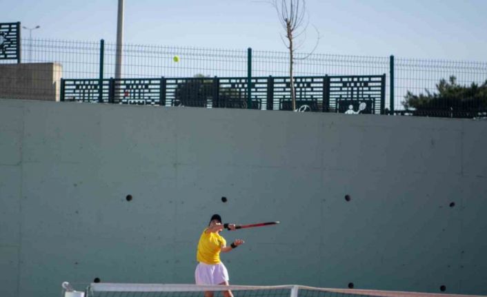 Kuşadası Tenis Kulübü’nde 19 Mayıs turnuvası heyecanı yaşandı
