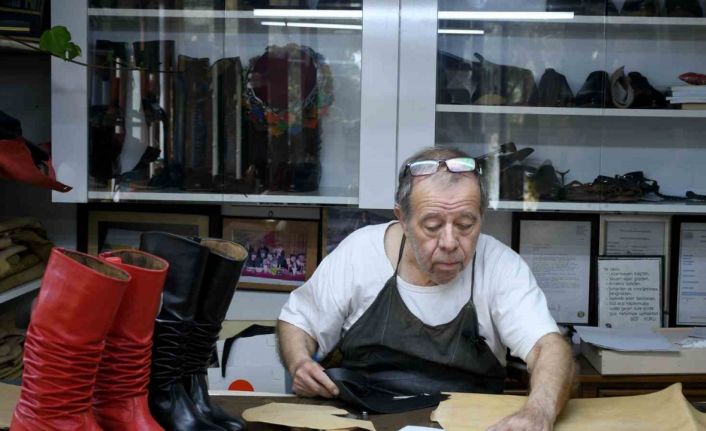 Kuşadası’nda körüklü çizme ustası yetiştirecek çırak arıyor