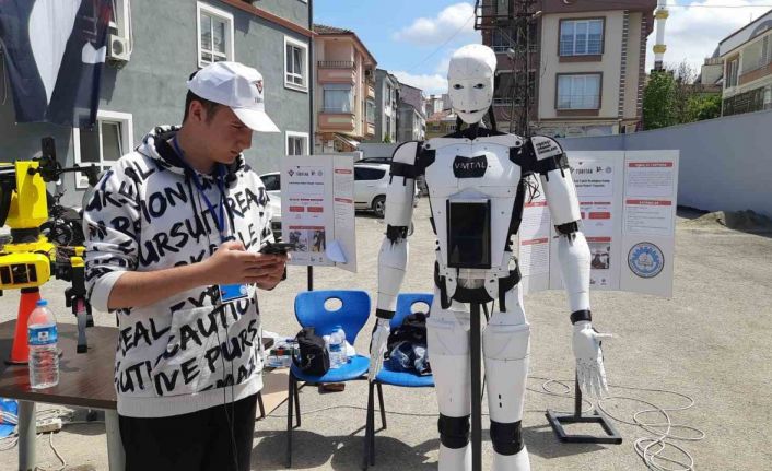 Lise öğrencilerinin tasarladıkları insansı robot ve köpek ilgi çekti