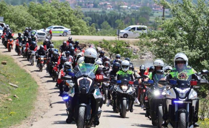 Liseli gençler motosikletleriyle trafik farkındalığı oluşturdu: "Bir Kural, Bir Ömür" yolculuğu