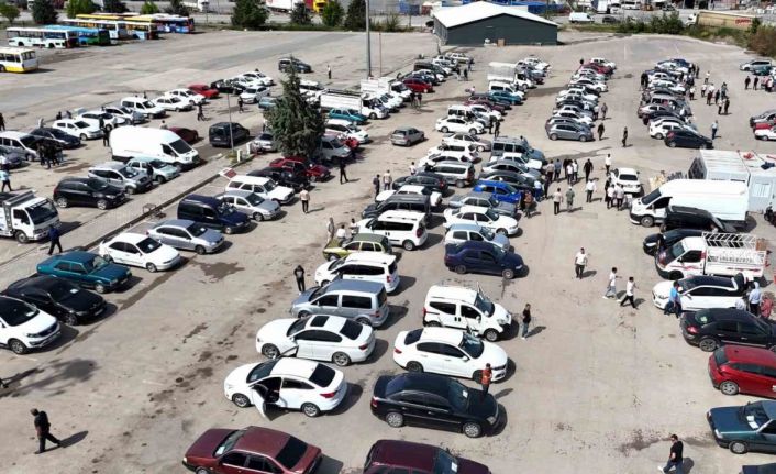 Malatya Açık Oto Pazarı’nda satıcı da alıcı da beklemede