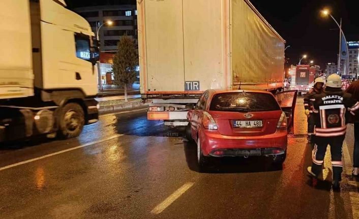 Malatya’da otomobil ile tır çarpıştı: 3 yaralı