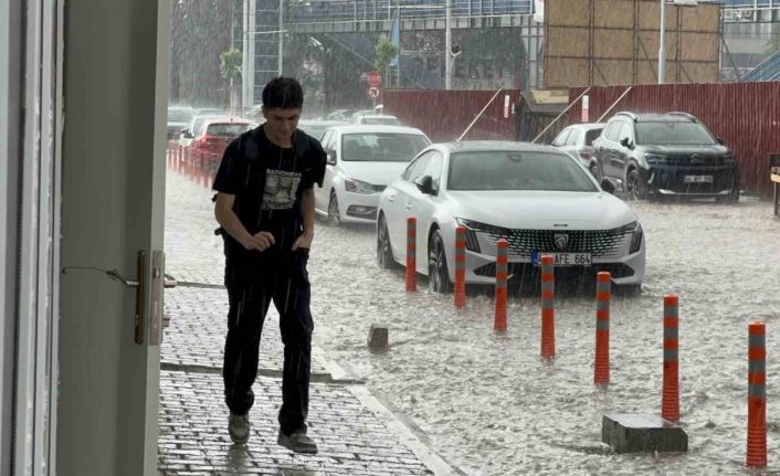 Malatya’da sağanak yağış hayatı felç etti