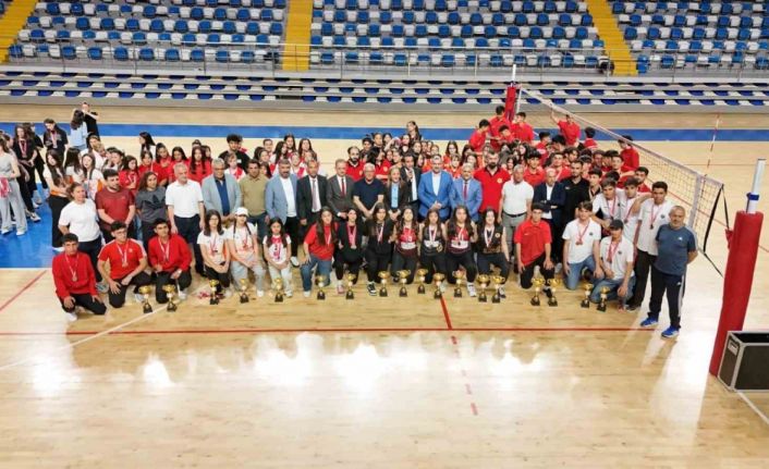 Malatya’da voleybolda kupalar sahibini buldu
