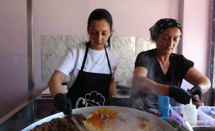 Malatya’nın tek kadın tantuni ustası azmiyle takdir topluyor