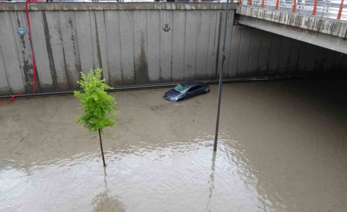 Malatya’yı sağanak vurdu: Araçlar yollarda mahsur kaldı