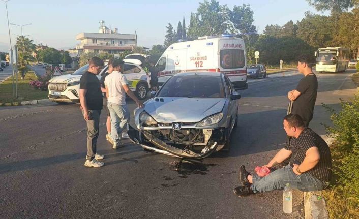 Manavgat’ta 2 otomobil çarpıştı: 3 yaralı