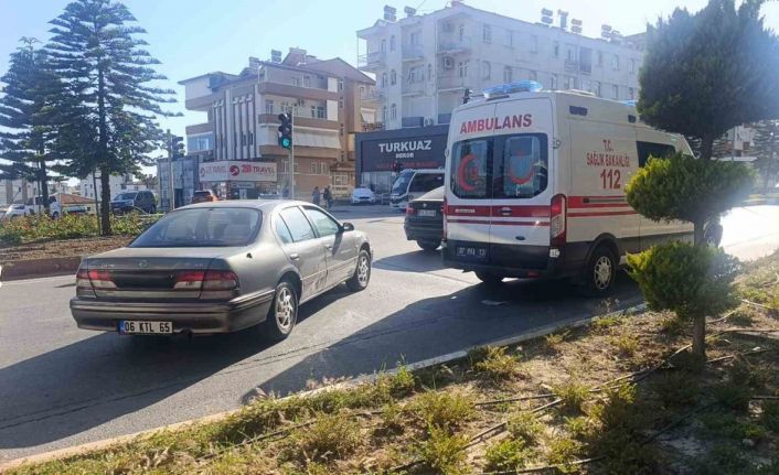 Manavgat’ta otomobil ile elektrikli bisiklet çarpıştı: 2 yaralı