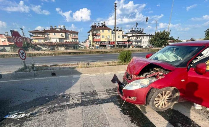 Manavgat’ta otomobil ile kamyonet çarpıştı: 1 yaralı