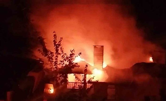Mangal ateşi 3 katlı binayı yaktı
