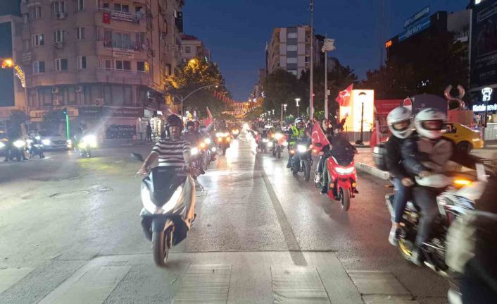 Manisalı motorculardan 19 Mayıs korteji