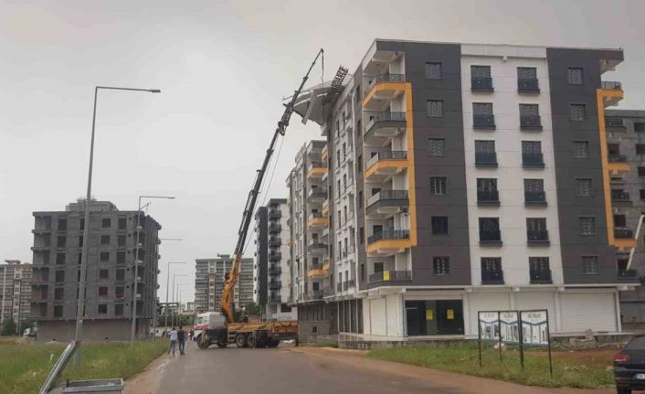 Mardin’de fırtınada çatıdaki çelik koruma aşağı sarktı, facia ucuz atlatıldı