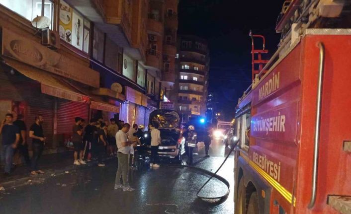 Mardin’de yanan hafif ticari araç itfaiye ekiplerince söndürüldü