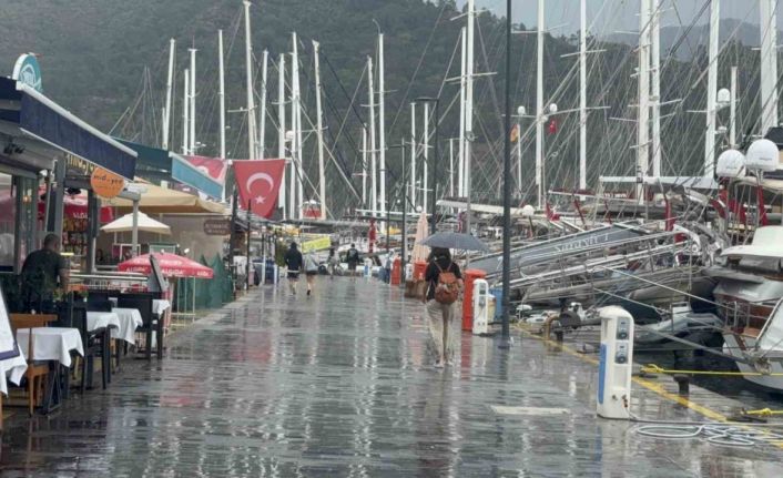 Marmaris baharı yağmurla uğurluyor