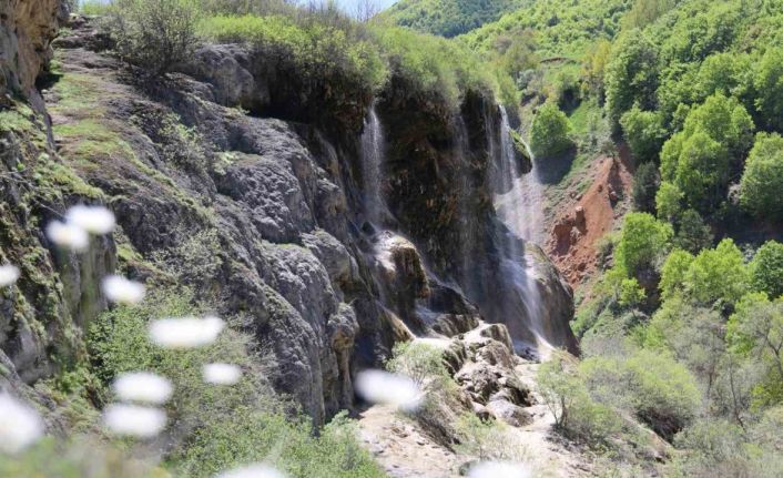 Masalsı görüntülere sahne olan şelale, ziyaretçilerini bekliyor