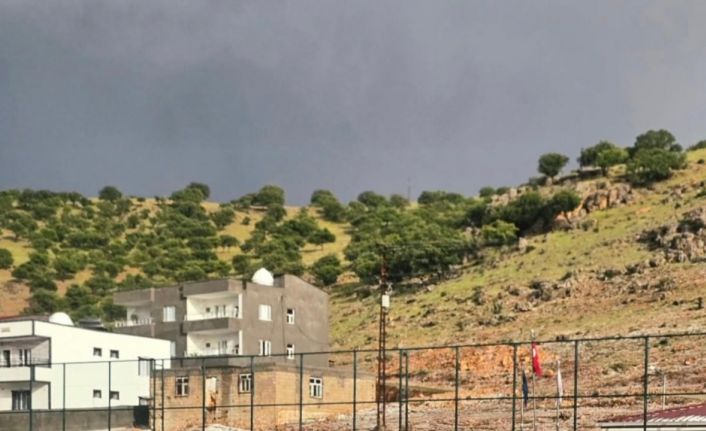 Mazıdağı Fosfatspor, dolu yağışına rağmen antrenmana devam etti