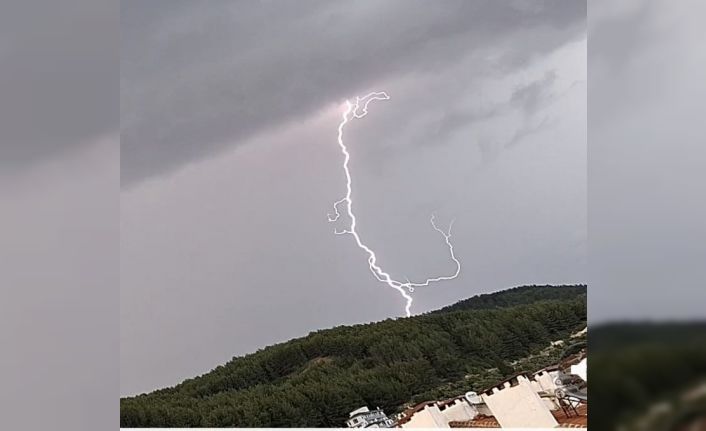 Menteşe’de dağa düşen şimşek böyle görüntülendi