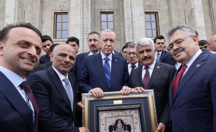 Merkezde üretilen ilk Hereke halısı Cumhurbaşkanı Erdoğan’a hediye edildi