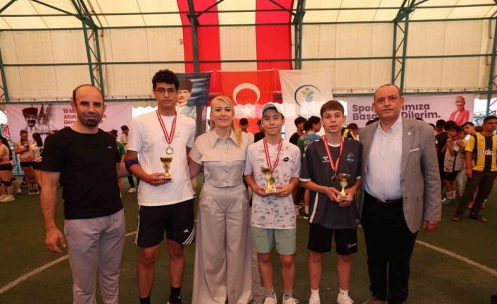 Merkezefendi turnuvalarında dereceye giren genç sporculara ödülleri takdim edildi