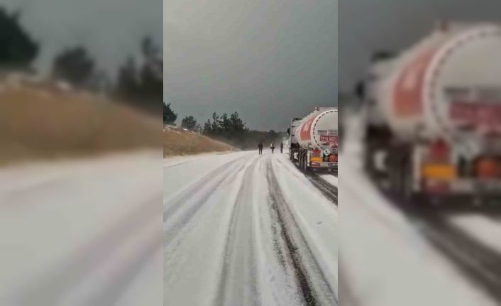 Mersin’de dolu etkili oldu, karayolu trafiğe kapandı