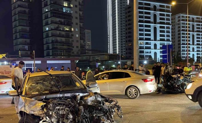 Mersin’de feci kaza: Otomobil ikiye bölündü, 3 kişi yaralandı