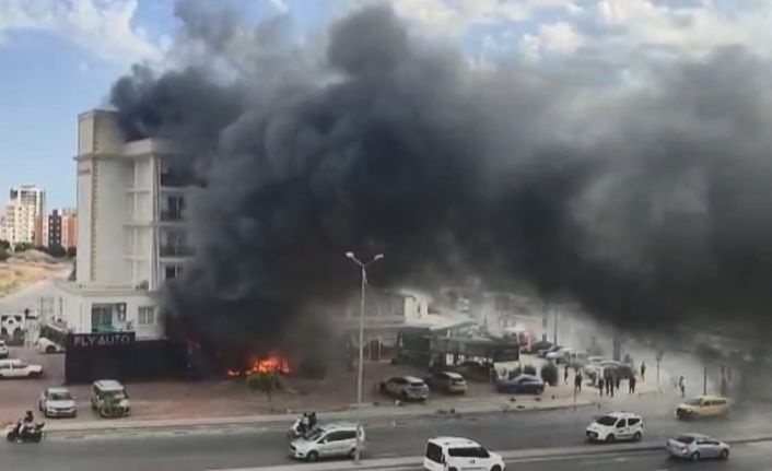 Mersin’de korkutan yangın: Patlama sesleri ile alevler yükseldi