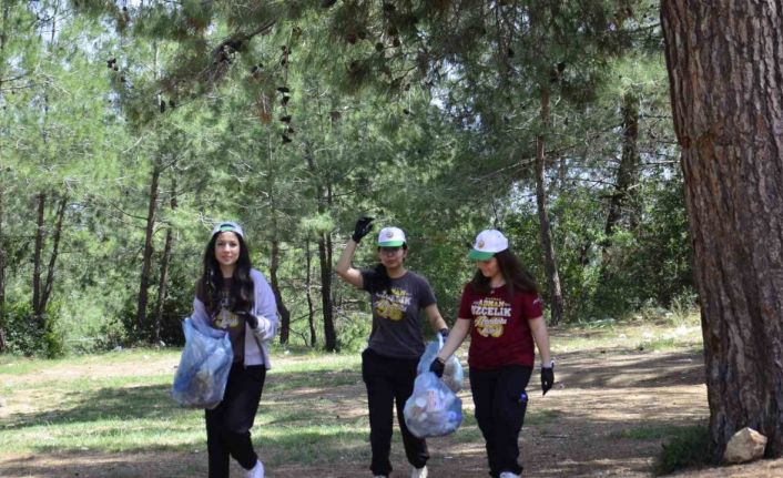 Mersin’de öğrenciler ormanlık alanda temizlik yaptı