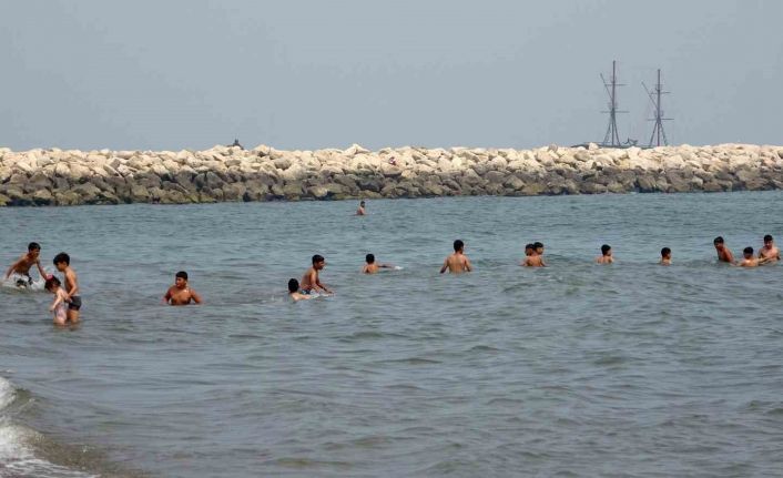 Mersin’de sıcaktan bunalan vatandaşlar denizde serinledi