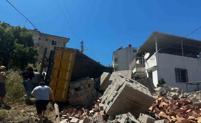 Milas’ta tuğla yüklü kamyon devrildi: 1 yaralı