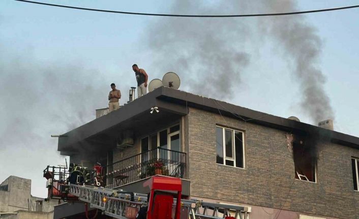 Milas’ta vatandaşlar yangında çatıya çıkarak kurtuldular