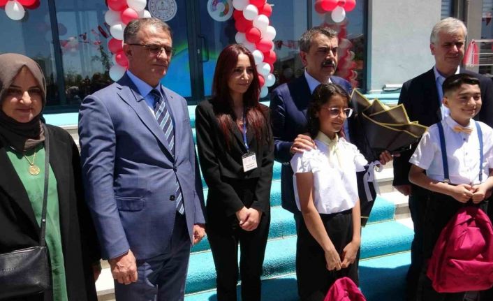 Milli Eğitim Bakanı Tekin, Erciş Bilim ve Sanat Merkezi’nin açılışını yaptı