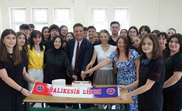 Milyonluk izlenmeye pastalı kutlama