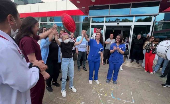 Minik Benay son kemoterapisini aldı, bando eşliğinde uğurlandı