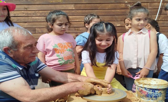 Minik eller çömlekle buluştu